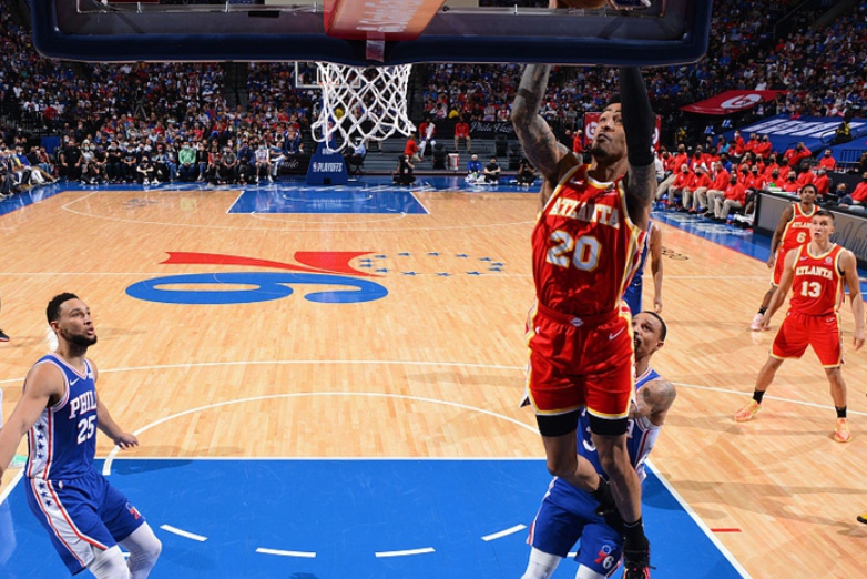  恩比德伤退76人内线告急  