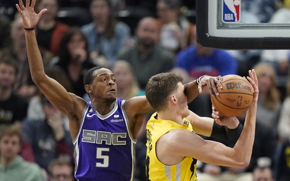  福克斯关键抢断国王末节逆转开拓者  